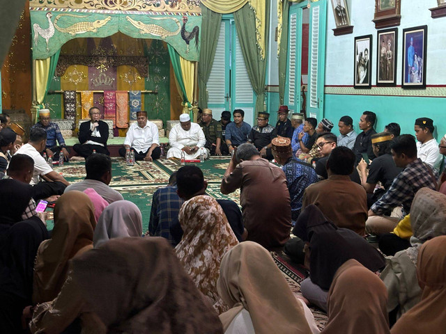 Sutarmdji saat berdialog bersama Raja dan masyarakat Mempawah. Midji yakin bisa mempercepat peningkatan cakupan air bersih di kota tersebut. Foto: Dok, Istimewa