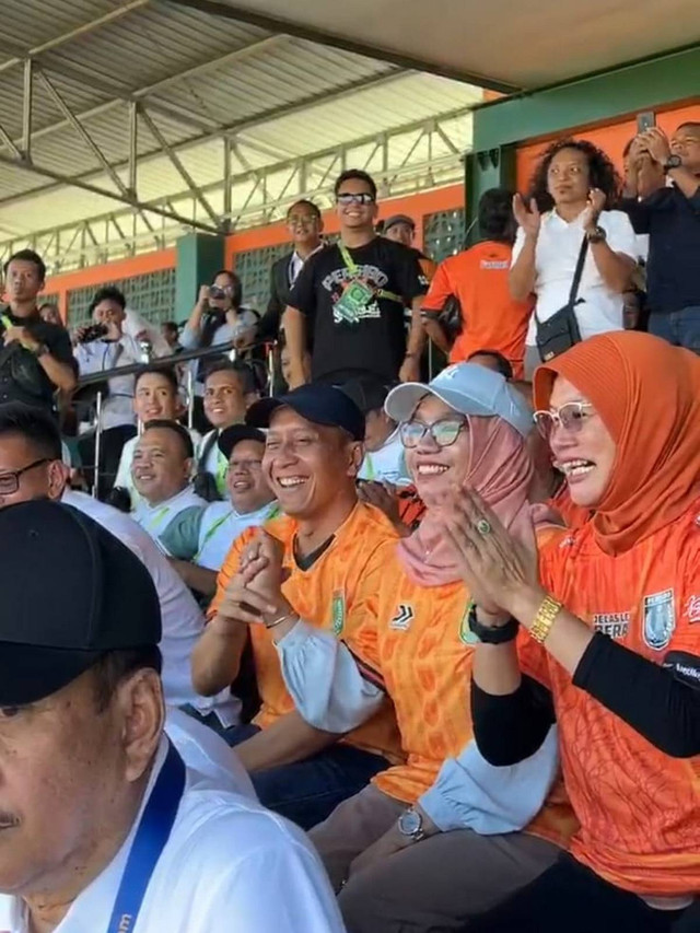 Bacabup dan Bacawabup Bojonegoro, Setyo Wahono dan Nurul Azizah, saat menyaksikan pertandingan Persibo Bojonegoro vs Gresik United, di Stadion Letjen H Soedirman Bojonegoro, Sabtu (07/09/2024) (Aset: Istimewa)