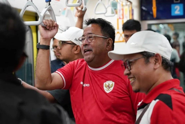 Bacawagub Jakarta Rano Karno berbincang dengan warga saat menaiki MRT Jakarta, Minggu (8/9/2024). Foto: Instagram/@si.rano