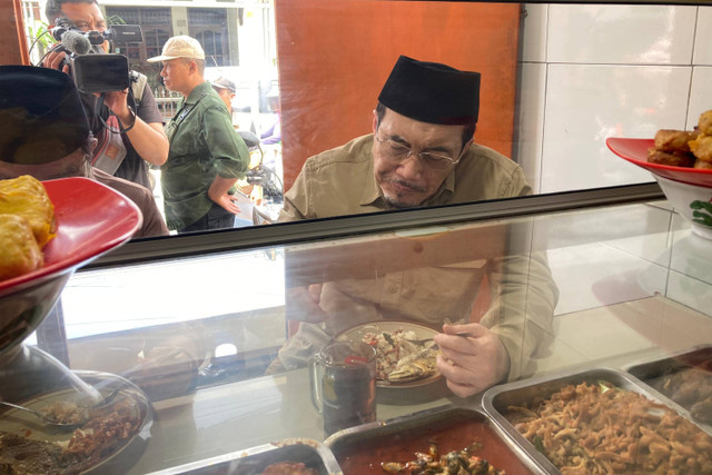 Bakal Calon Wakil Gubernur Jakarta, Suswono makan siang di Warteg Subsidi Bahari, Jakarta Selatan, Minggu (8/9/2024). Foto: Alya Zahra/Kumparan