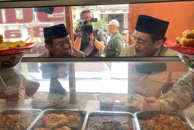 Bakal Calon Wakil Gubernur Jakarta, Suswono makan siang di Warteg Subsidi Bahari, Jakarta Selatan, Minggu (8/9/2024). Foto: Alya Zahra/Kumparan