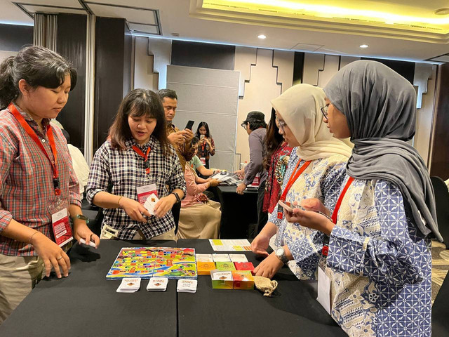 Para peserta FGD saat memainkan Board Game dari berbagai komunitas pengembang board game di Jogja. (Foto : M Wulan)