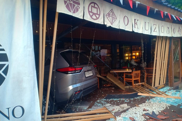 Sebuah mobil tabrak Restoran Okuzono di Senopati, Kebayoran Baru, Jakarta Selatan pada Minggu (8/9/2024). Foto: Polda Metro Jaya