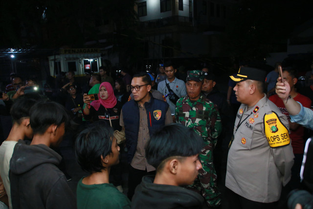 Polisi tangkap belasan remaja nongkrong yang membawa senjata tajam di Jakarta Utara. Foto: Dok. Istimewa