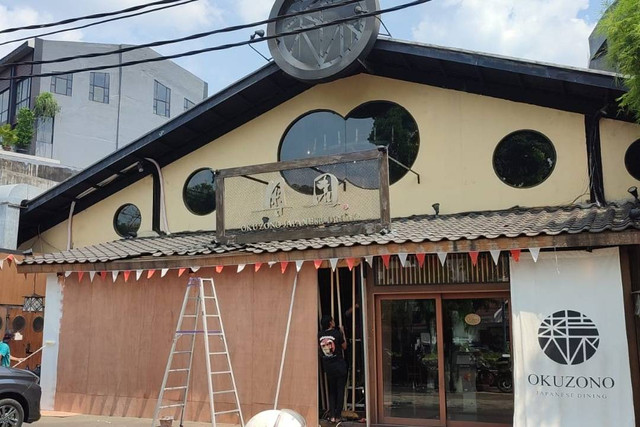 Suasana restoran Jepang yang ditabrak mobil di Senopati, Jakarta Selatan, pada Minggu (8/9/2024). Foto: Rachmadi Rasyad/kumparan