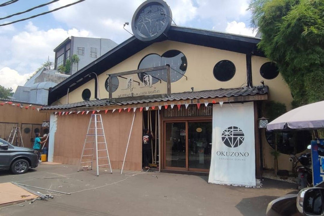 Suasana restoran Jepang yang ditabrak mobil di Senopati, Jakarta Selatan, pada Minggu (8/9/2024). Foto: Rachmadi Rasyad/kumparan