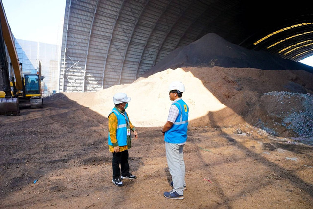 Kepala Dinas ESDM Provinsi NTB Sahdan (kiri) bersama Manager Unit PLN Indonesia Power Unit Bisnis Pembangkitan (UBP) Jeranjang Yunisetya Ariwibawa (kanan) saat melakukan monitoring pelaksanaan program cofiring di PLTU Jeranjang menggunakan biomass. Foto: PLN IP