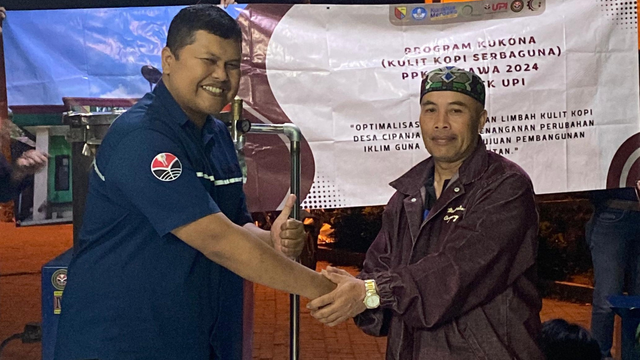 Simbolis dan Penyerahan Alat Kepada Masyarakat Desa Cipanjalu