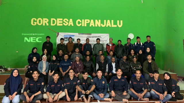 Dokumentasi Tim PPK ORMAWA HMM FPTI UPI 2024 bersama masyarakat Desa Cipanjalu