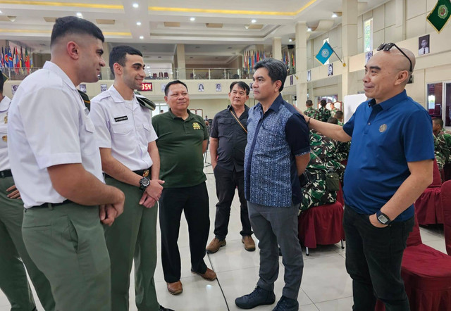 Jaya Tamalaki bersama tim saat berbincang dengan mahasiswa Unhan asal Palestina.