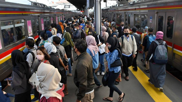 Sejumlah calon penumpang memasuki gerbong kereta rel listrik (KRL) Commuter Line Jabodetabek di Stasiun KA Tanah Abang, Jakarta, Rabu (5/1/2022). ANTARA FOTO/Aditya Pradana Putra/wsj.