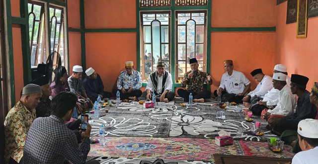 Bakal calon Wakil Gubernur Kalbar, Didi Haryono saat bersilaturahmi dan menghadiri peringatan Maulid Nabi Muhammad SAW di Desa Sungai Rasau, Mempawah. Foto: Muhammad Zain/Hi!Pontianak