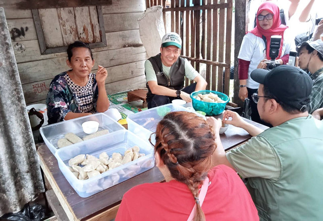 Ratu Dewa dan Prima Salam saat mampir ke warung pempek Rumini di Kelurahan 3-4 Ulu, Palembang. (dok. ist)