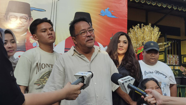 Bacawagub Jakarta, Rano Karno, saat bertemu dengan sejumlah pemain dan kru film Si Doel Anak Sekolahan di kawasan Jakarta Selatan pada Minggu (8/9/2024). Foto: Rachmadi Rasyad/kumparan