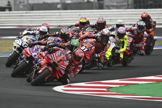 Pembalap Ducati Lenovo Team asal Italia, Francesco Bagnaia, memimpin rombongan di awal balapan MotoGP San Marino di Sirkuit Dunia Misano Marco-Simoncelli, Misano Adriatico, Minggu (8/9/2024). Foto: Gabriel Bouys/AFP