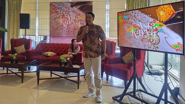 General Manager Aryaduta Manado, Yudha Indrayana, saat memaparkan tentang Program Asta Karya. 