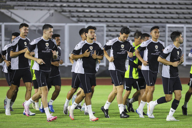 Pemain Timnas Indonesia Justin Hubner (kiri), Nathan Tjoe-A-On (tengah), Tom Haye (kanan) melakukan latihan di Stadion Madya, Kompleks Gelora Bung Karno, Jakarta, Minggu (8/9/2024). Foto: Iqbal Firdaus/kumparan