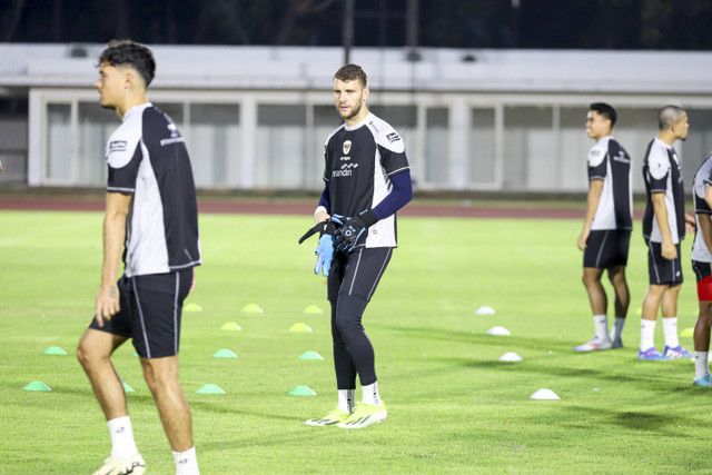 Pemain Timnas Indonesia Maarten Paes melakukan latihan di Stadion Madya, Kompleks Gelora Bung Karno, Jakarta, Minggu (8/9/2024). Foto: Iqbal Firdaus/kumparan