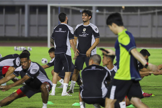 Pemain Timnas Indonesia Nathan Tjoe-A-On melakukan latihan di Stadion Madya, Kompleks Gelora Bung Karno, Jakarta, Minggu (8/9/2024). Foto: Iqbal Firdaus/kumparan