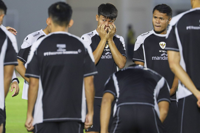 Pemain Timnas Indonesia Hokky Caraka melakukan latihan di Stadion Madya, Kompleks Gelora Bung Karno, Jakarta, Minggu (8/9/2024). Foto: Iqbal Firdaus/kumparan