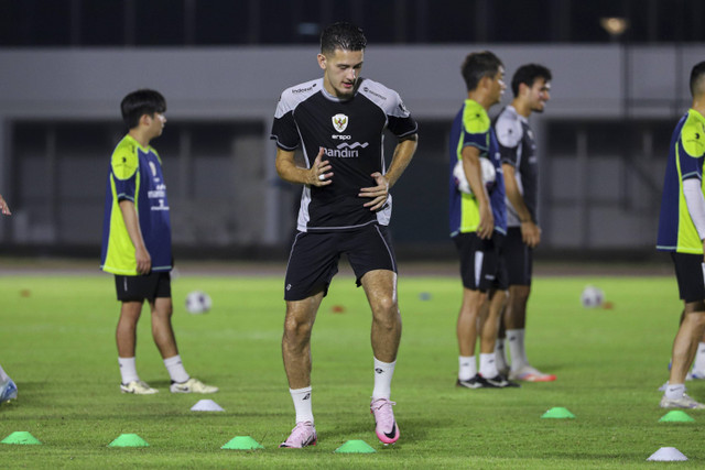 Pemain Timnas Indonesia Justin Hubner melakukan latihan di Stadion Madya, Kompleks Gelora Bung Karno, Jakarta, Minggu (8/9/2024). Foto: Iqbal Firdaus/kumparan