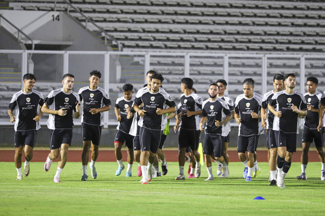 Pemain Timnas Indonesia Nathan Tjoe-A-On melakukan latihan di Stadion Madya, Kompleks Gelora Bung Karno, Jakarta, Minggu (8/9/2024). Foto: Iqbal Firdaus/kumparan