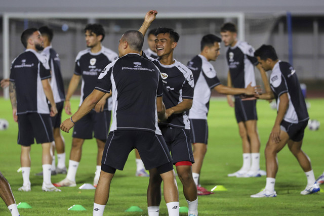 Pemain Timnas Indonesia Pratama Arhan melakukan latihan di Stadion Madya, Kompleks Gelora Bung Karno, Jakarta, Minggu (8/9/2024). Foto: Iqbal Firdaus/kumparan