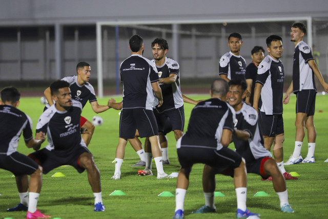 Pemain Timnas Indonesia Nathan Tjoe-A-On melakukan latihan di Stadion Madya, Kompleks Gelora Bung Karno, Jakarta, Minggu (8/9/2024). Foto: Iqbal Firdaus/kumparan