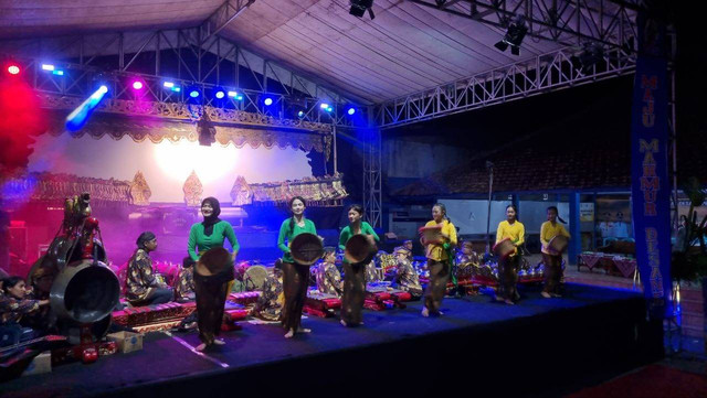 Pementasan Tari Sawung Blanggreng di rangkaian acara Grebeg Suro. Foto: Dokumentasi pribadi