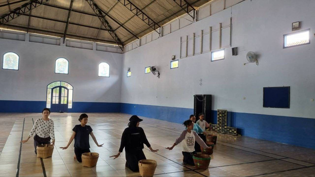 Sesi latihan Tari Sawung Blanggreng Tim KKN UB 81 dengan siswi-siswi SMPN 1 Tirtoyudo. Foto: Dokumentasi pribadi.