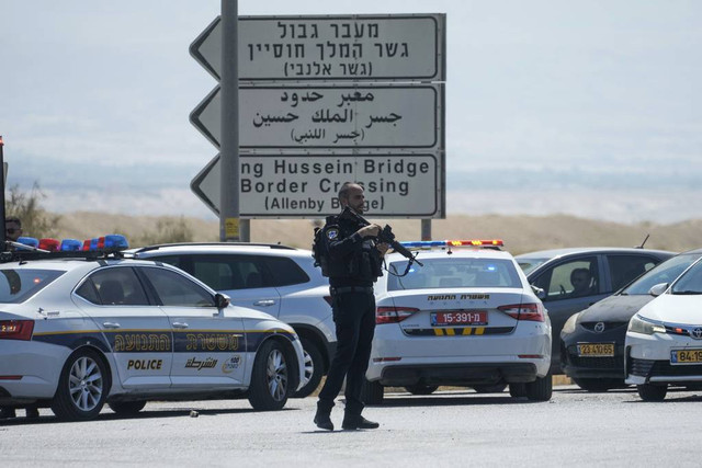 Pasukan keamanan Israel di perbatasan Tepi Barat, usai penembakan warga Yordania yang menewasakn 3 warga sipil Israel Foto: Mahmoud Illean/AP Photo