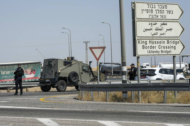 Pasukan keamanan Israel di perbatasan Tepi Barat, usai penembakan warga Yordania yang menewasakn 3 warga sipil Israel Foto: Mahmoud Illean/AP Photo