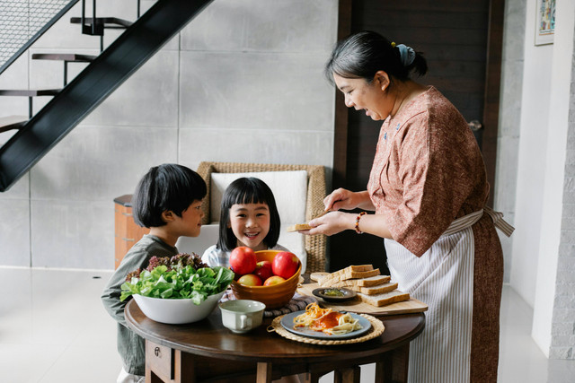 Iluatrasi Foto: kegiatan belajar memasak di hari libur bersama keluarga. Sumber Foto: Pexels.com