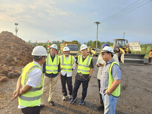 Jajaran Direksi PTPN IV PalmCo saat berkunjung ke Unit Kebun-PKS Kembayan dan Instalasi Penimbunan dan Pengapalan (IPP) Tayan. Foto: Dok. PTPN XIII