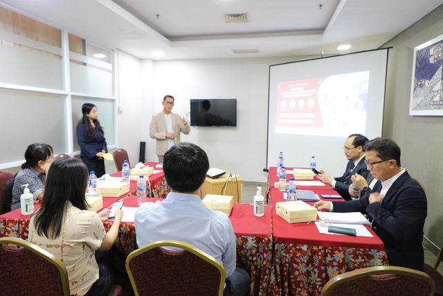 Dr. dr. Muhammad Yamin, Sp.JP (K), Sp.PD, FACC, FSCAI (kedua dari kiri) saat memimpin Workshop Cryoablasi di Eka Hospital BSD, Tangerang. Foto: Dok. Eka Hospital