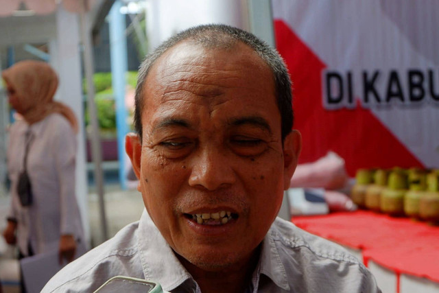 Nursalim (61), tunanetra warga Kelurahan Benteng, Kecamatan Benteng, Kepulauan Selayar, sembringah dapat bantuan meja pijat dari Kementerian Sosial. Foto: Lutfan Darmawan/kumparan