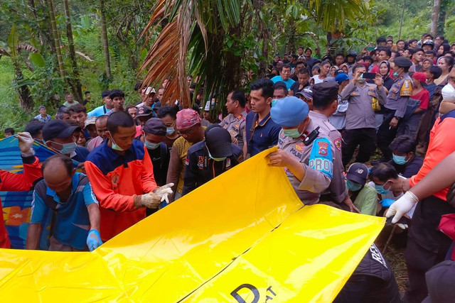 Petugas mengevakuasi jasad Nia Kurnia, remaja penjual gorengan di Sumbar yang dilaporkan hilang tiga hari, ternyata ditemukan terkubur, Minggu (8/9/2024). Foto: Dok. Istimewa