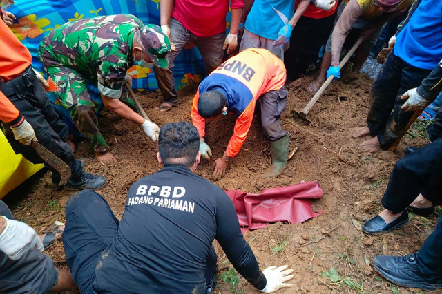 Petugas mengevakuasi jasad Nia Kurnia, remaja penjual gorengan di Sumbar yang dilaporkan hilang tiga hari, ternyata ditemukan terkubur, Minggu (8/9/2024). Foto: Dok. Istimewa