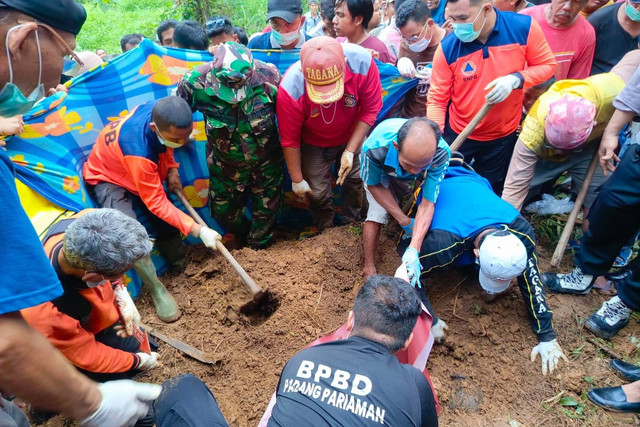 Petugas mengevakuasi jasad Nia Kurnia, remaja penjual gorengan di Sumbar yang dilaporkan hilang tiga hari, ternyata ditemukan terkubur, Minggu (8/9/2024). Foto: Dok. Istimewa