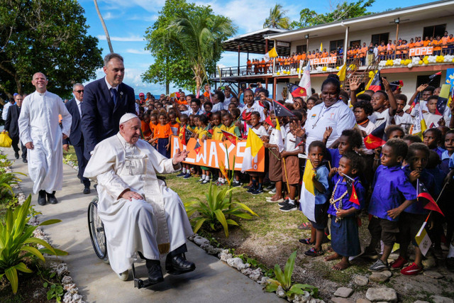 Paus Fransiskus mengunjungi Sekolah Humaniora Tritunggal Mahakudus di Baro, Papua Nugini, Minggu (8/9/2024). Foto: Gregorio Borgia/AP Photo