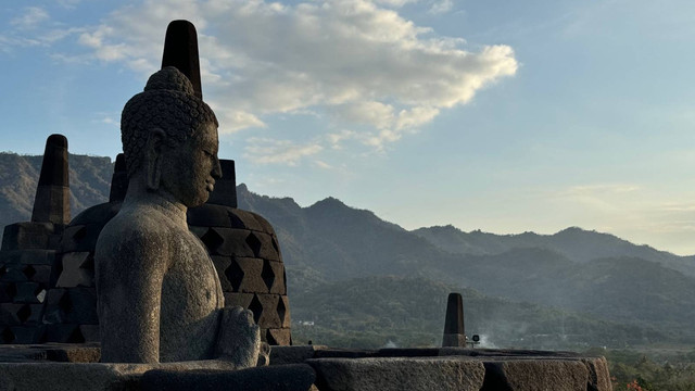 Salah satu patung di Candi Borobudur. Foto: Arif UT/Pandangan Jogja