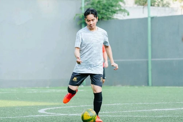 Wakil presiden terpilih Gibran Rakabuming Raka bermain bola bersama jajaran pengurus DPP PSI di Cikini, Jakarta Pusat  Foto: Instagram/@psi_id