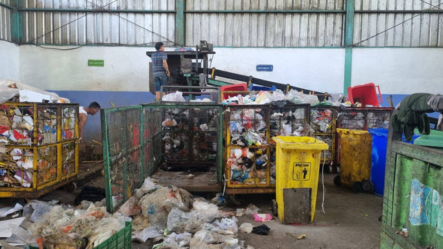 Aktivitas pengolahan sampah di Pusat Daur Ulang (PDU) Sampah Jambangan, Surabaya. Foto: Farusma Okta Verdian/kumparan