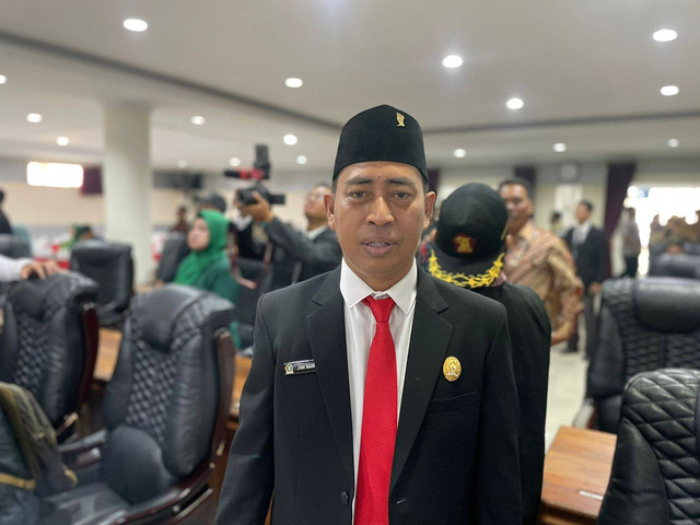 Jimi Manopo, anggota DPRD Sintang terpilih. Lebih dari 10 tahun menjadi PNS, Jimi putuskan berpolitik dan saat ini terpilih menjadi anggota DPRD. Foto: Yus Rizal/HiPontianak