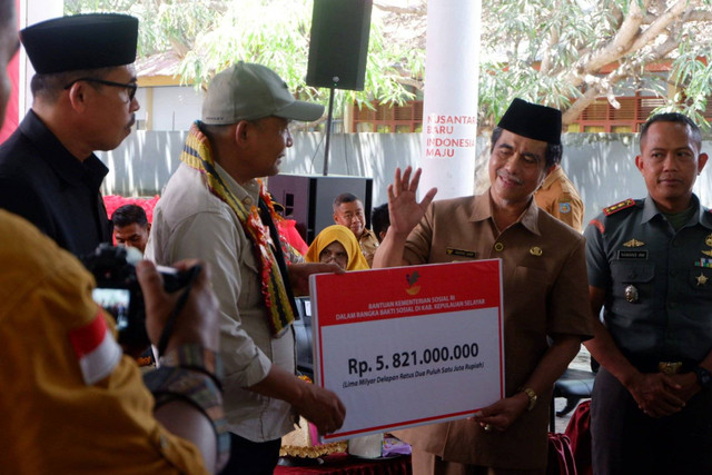 Suasana pemberian bantuan sosial (Bansos) oleh Kemensos di Kepulauan Selayar, Senin (9/9/2024). Foto: Lutfan Darmawan/kumparan