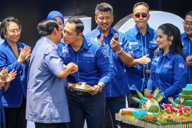 Bendahara Umum Demokrat Renville Antonio (tengah bekalang) Ketua Majelis Tinggi Partai Demokrat Susilo Bambang Yudhoyono (SBY), Ketua Umum Partai Demokrat Agus Harimurthi Yudhoyono (AHY) bersama jajaran pejabat Partai Demokrat merayakan HUT ke-23 Partai Demokrat di Jakarta, Senin (9/9/2024). Foto: Iqbal Firdaus/kumparan