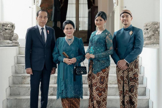 Gaya Iriana Jokowi dan menantunya Erina Gudono saat hadiri acara pernikahan. Foto: Instagram/@erinagudono