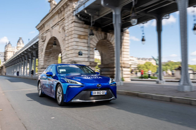 Mobil hidrogen (FCEV) Toyota Mirai di Kota Paris. Foto: Toyota