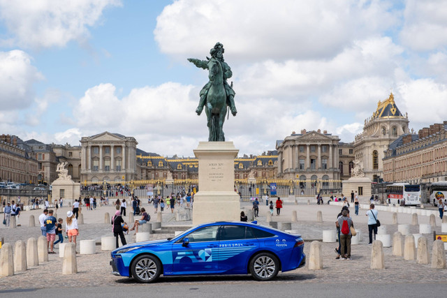 Mobil hidrogen (FCEV) Toyota Mirai di Kota Paris. Foto: Toyota