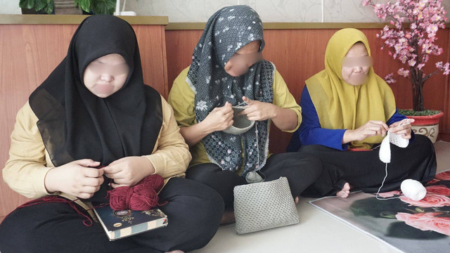 Warga Binaan Perempuan Rutan Pandeglang Sedang Membuat Tas Rajut